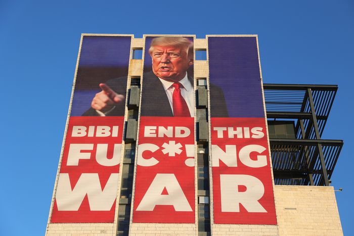 13일(현지시간) 예루살렘에 가자지구 전쟁 종식을 촉구하는 대형 광고판이 걸려 있다. EPA연합뉴스