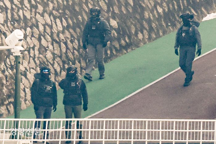 윤석열 대통령에 대한 2차 체포영장 집행이 임박한 지난 13일 서울 용산구 한남동 대통령 관저 경내에서 전술복장을 한 경호처 관계자들이 이동하고 있다. 이준헌 기자