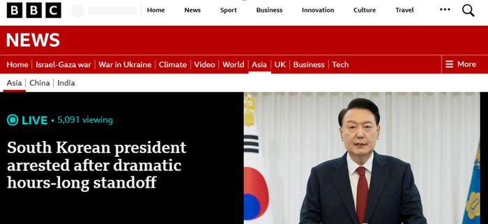 윤석열 대통령이 15일 고위공직자범죄수사처(공수처)에 체포되자 영국 BBC는 실시간 기사로 소식을 전했다. BBC홈페이지 갈무리