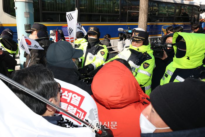 윤석열 대통령이 계엄을 선포한 지 43일 만에 공수처에 체포된 15일 서울 용산구 한남동 관저 앞에서 탄핵 반대 집회에 참석한 시민들이 경찰에 항의하고 있다. 정효진 기자