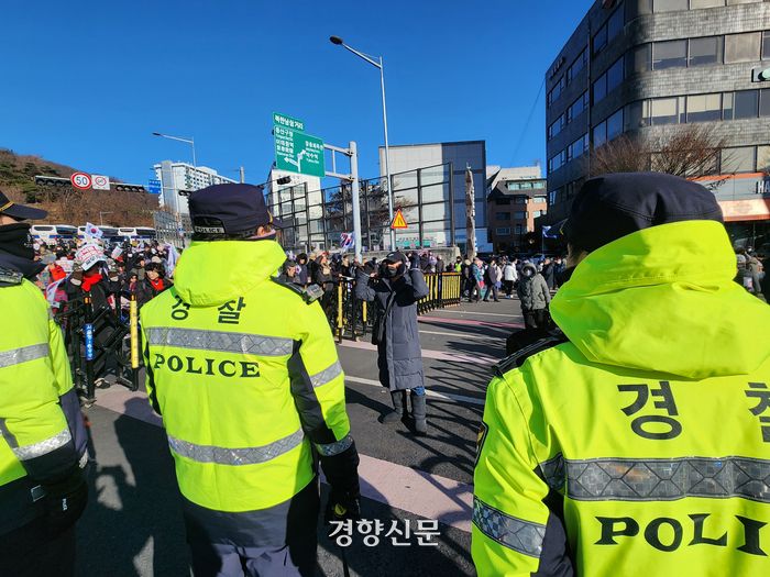 윤석열 대통령 체포 저지 집회에 참가한 한 남성이 15일 오전 도로 통제 중인 경찰을 향해 욕설하고 있다. 오동욱 기자