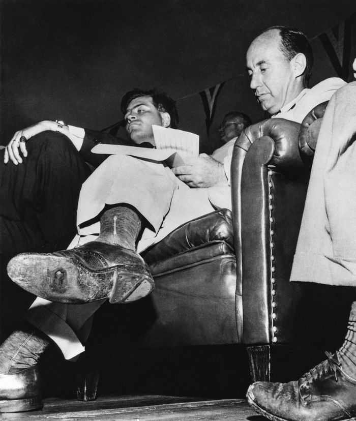 1953년 수상작인 윌리엄 M 갤러거의 ‘아들라이 신발 밑창을 드러내다’ Alamy Stock Photo