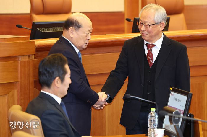국회 측 대리인 송두환 변호사(왼쪽)와 윤석열 대통령 측 대리인 조대현 변호사가 16일 서울 종로구 헌법재판소에서 열린 윤 대통령 탄핵심판 2차 변론기일에 앞서 악수하고 있다. 성동훈 기자