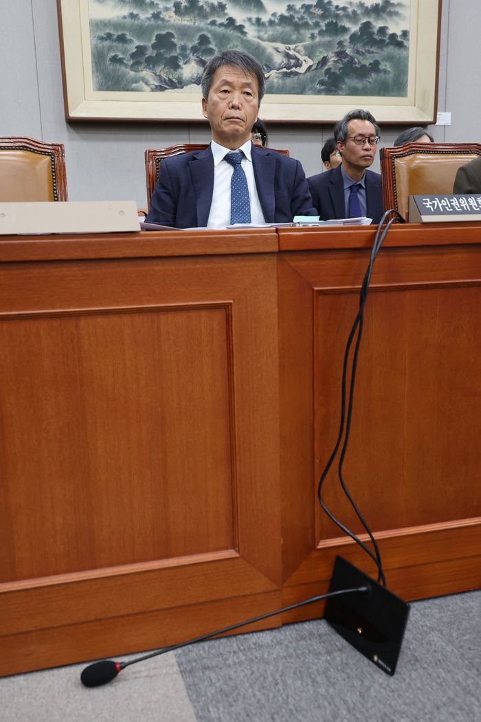 김용원 국가인권위원회 상임위원이 17일 오후 서울 여의도 국회 운영위원회 전체회의에서 의원들의 요구에 의해 마이크를 뺏긴 채 앉아 있다. 연합뉴스