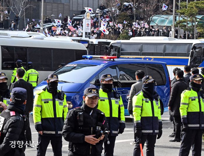 12·3 비상계엄 사태를 일으킨 윤석열 대통령이 탑승한 것으로 보이는 법무부 호송차량이 18일 오후 서울 마포구 서울서부지법으로 들어오고 있다. 한수빈 기자