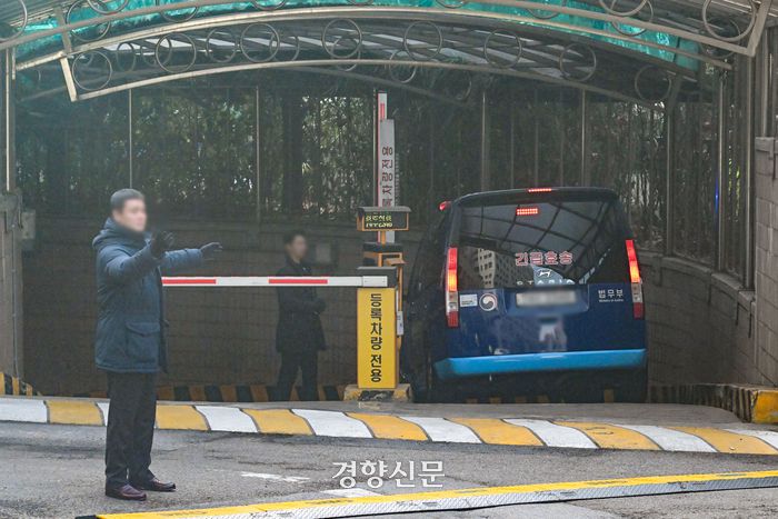 윤석열 대통령을 태운 호송차량이 18일 서울서부지법 지하주차장으로 들어서고 있다. 한수빈 기자