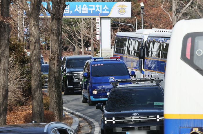 내란 우두머리 혐의로 체포된 윤석열 대통령이 탑승한 차량 행렬이 18일 경기도 의왕시 서울구치소에서 나와 구속 전 피의자심문(영장실질심사)이 열리는 서울서부지법으로 향하고 있다. 연합뉴스