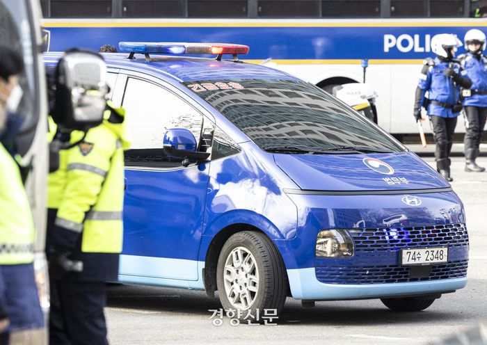 윤석열 대통령을 태운 호송차량이 18일 서울 마포구 서울서부지방법원으로 들어서고 있다. 한수빈 기자