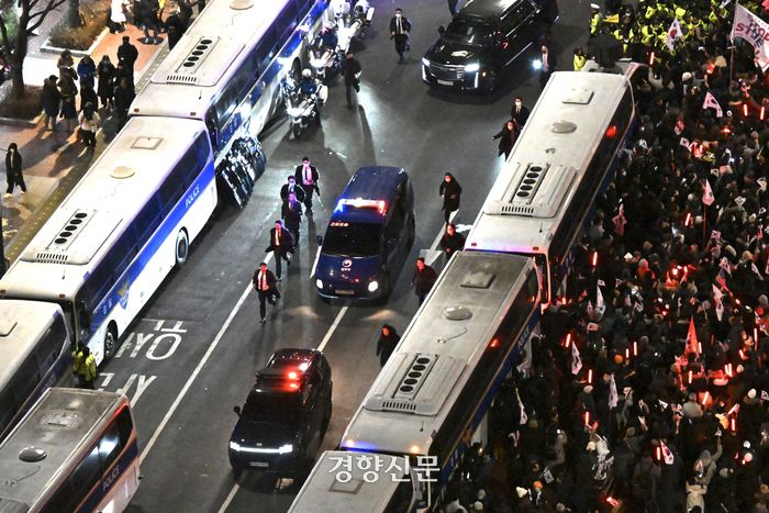 서울 마포구 서울서부중앙지방법원에서 내란 우두머리 혐의로 체포된 윤석열 대통령이 영장실질심사를 마친 18일 호송차를 타고 서울 구치소로 돌아가고 있다. 2025.1.18. 한수빈 기자