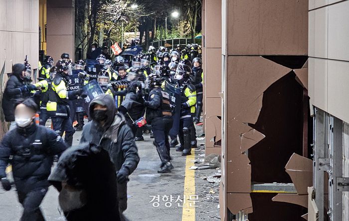 19일 새벽 윤석열 대통령이 구속되자 지지자들이 서울서부지방법원에 침입해 난동을 부리고 있는 가운데 법원청사에서 경찰과 대치중이던 시위대가 경찰 진입에 놀라 도망가고 있다. 이준헌 기자