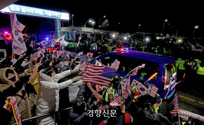 서울서부지방법원에서 열린 영장실질심사를 마친 윤석열 대통령이 탑승한 차량 행렬이 18일 오후 의왕시 서울구치소로 들어서고 있다. 이준헌 기자