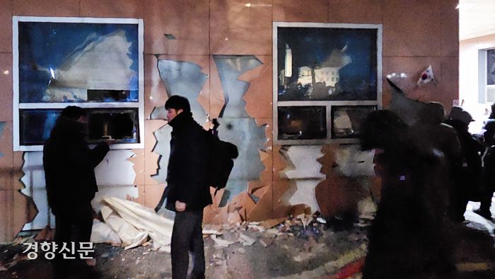 12·3 비상계엄 사태를 일으킨 윤석열 대통령이 19일 구속되자 강성 지지자들이 서울서부지법에 침입해 난동을 부리며 창문과 외벽을 파손했다. 이준헌 기자