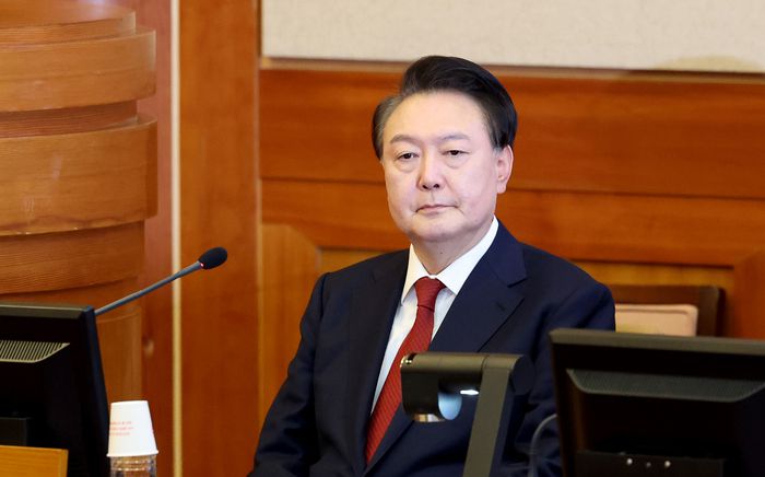 12·3 비상계엄 사태를 일으켜 구속된 윤석열 대통령이 21일 서울 종로구 헌법재판소에서 열린 탄핵심판 3차 변론기일에 출석해 앉아 있다. 사진공동취재단