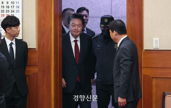 21일 오후 서울 종로구 헌법재판소에서 열린 탄핵심판 3차 변론에 출석하는 윤석열 대통령 뒤로 김성훈 대통령경호처 차장이 뒤를 따르고 있다. 사진공동취재단