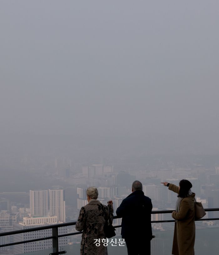 초미세먼지 농도가 한때 ‘매우 나쁨’ 수준을 보인 20일 서울 도심이 뿌연 먼지에 갇혀 있다. 김창길 기자