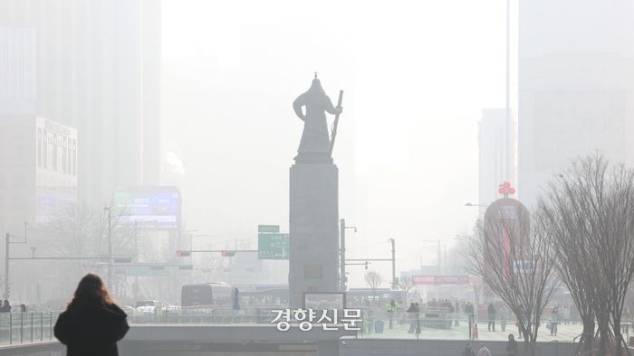 서울을 비롯한 수도권에 초미세먼지주의보가 내려진 21일 서울 광화문 도심이 뿌옇게 보인다. 정효진 기자