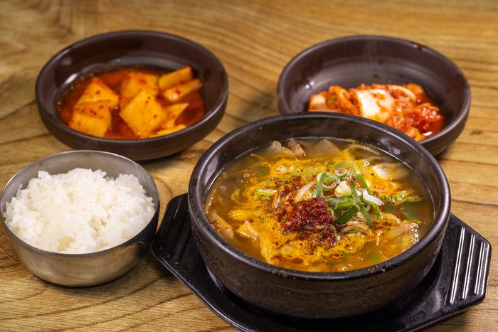 무와 파, 양념을 넣어 빨간국물을 내는 북평민속시장 두꺼비국밥집. 사진 오원호