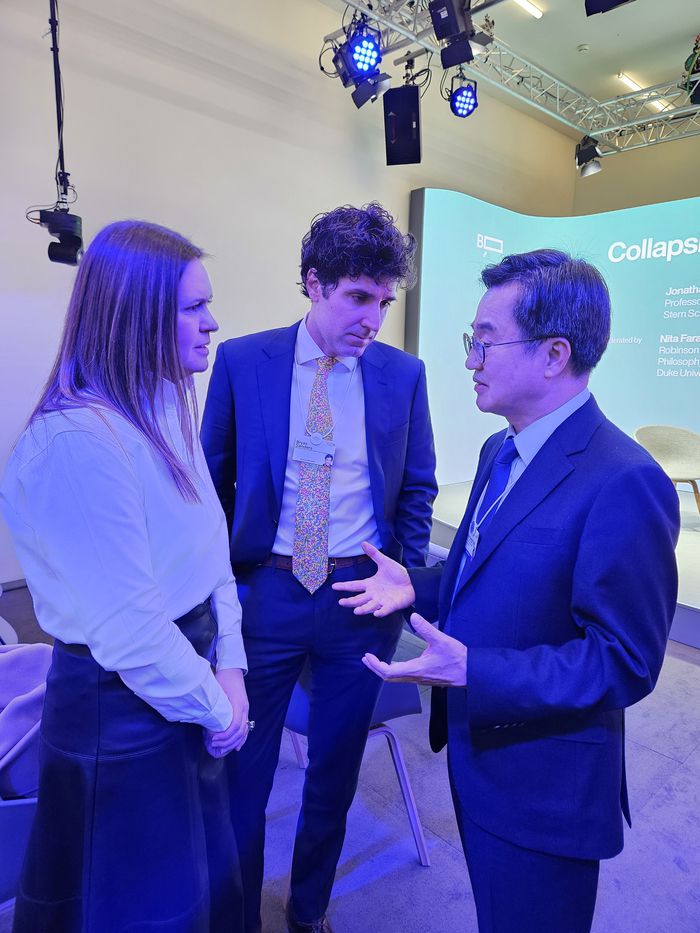 김동연 경기지사가 23일(현지시간) 스위스 다보스 콩그레스센터에서 사라 샌더스 미국 아칸소 주지사 부부와 만나 대화를 나누고 있다. 경기도 제공