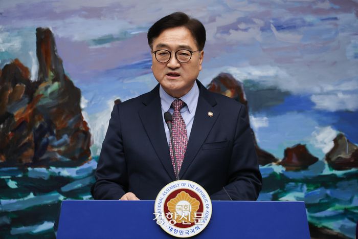 우원식 국회의장이 지난해 12월24일 국회에서 열린 기자회견에서 발언하고 있다. 성동훈 기자