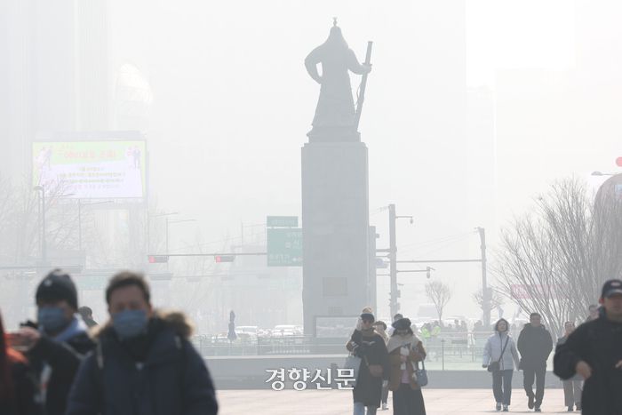 서울을 비롯한 수도권에 초미세먼지주의보가 내려진 21일 서울 광화문 광장을 지나는 사람들이 마스크를 쓰고 있다. 정효진 기자