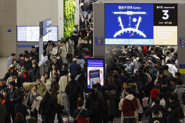 설 연휴를 이틀여 앞둔 23일 인천국제공항 제1터미널 출발층이 북적이고 있다. 24일부터 다음달 2일까지 열흘간 130만여명이 해외로 떠날 것으로 예상된다. 문재원 기자