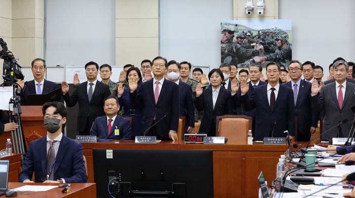 한덕수 국무총리와 박성재 법무부 장관 등이 22일 국회에서 열린 윤석열 정부의 비상계엄선포를 통한 내란혐의 진상규명 국정조사특별위원회 청문회에서 증인선서를 하는 동안 이상민 전 행안부장관이 선서를 거부한 채 앉아 있다. 박민규 선임기자