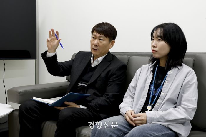 텔레그램을 이용해 활동한 성범죄 조직 ‘자경단’을 검거한 서울경찰청 사이버수사2대 3팀 조승노 경감과 방은진 경장이 지난 24일 서울 종로구 서울경찰청 사이버수사과에서 경향신문과 인터뷰를 하고 있다. 문재원 기자