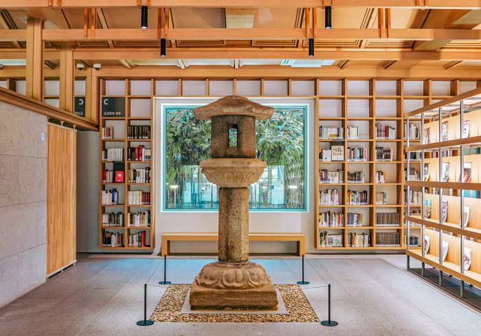 신라천년서고에서 제빛을 발하고 있는 석등.