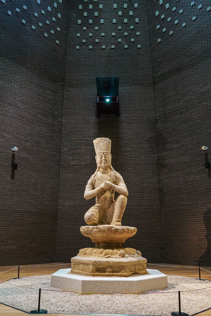 국보 제48-2호인 월정사 성보실의 석조공양보살좌상.