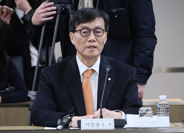 이창용 한국은행 총재가 22일 경제상황 점검 및 현안 논의를 위해 서울 중구 한국은행을 방문한 국민의힘 권성동 원내대표와 면담하고 있다. 연합뉴스