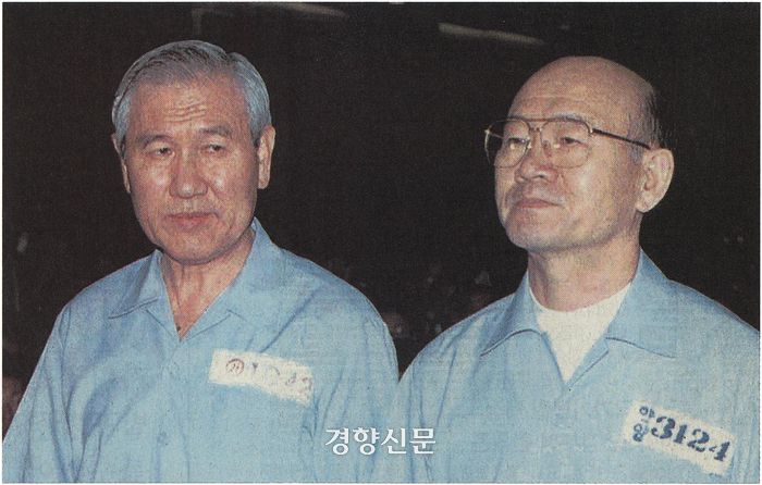 전직 대통령 전두환(오른쪽)·노태우씨가 1996년 8월26일 당시 서울지방법원 대법정에서 열린 12·12 및 5·18 사건에 대한 1심 선고공판에 출석해 피고인석에 나란히 서 있다. 자료사진