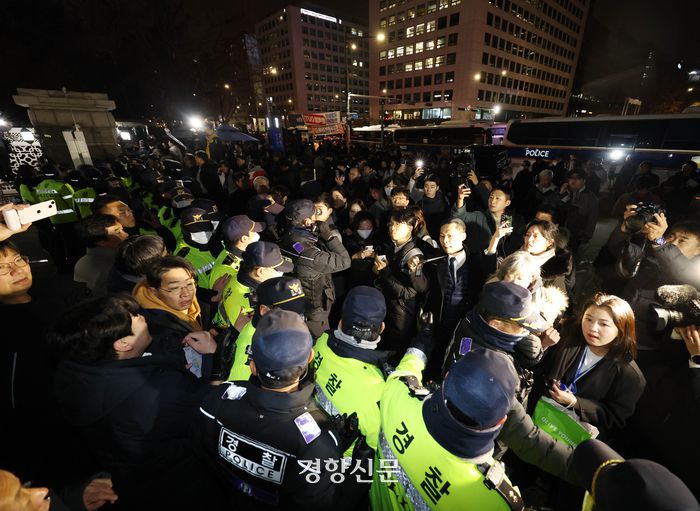 윤석열 대통령이 비상계엄을 선포한 지난해 12월3일 밤 경찰이 서울 여의도 국회의사당 출입을 통제하고 있다. 성동훈 기자