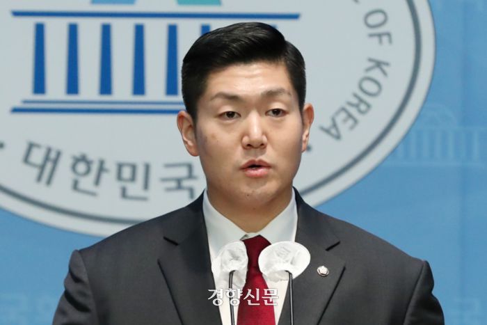 김재섭 국민의힘 의원이 지난해 12월11일 국회 소통관 기자회견장에서 윤석열 대통령 탄핵 찬성 기자회견을 하고 있다.  박민규 선임기자