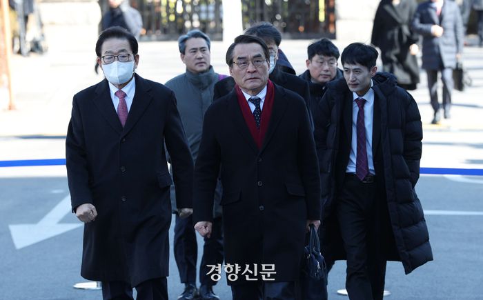 윤석열 대통령 탄핵심판 5차 변론기일이 열린 4일 배보윤 변호사를 비롯한 피청구인 측 변호인단이 서울 종로구 헌법재판소 심판정으로 향하고 있다. 사진공동취재단