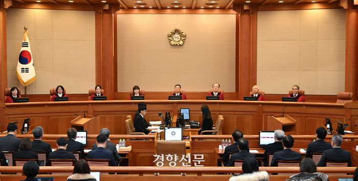 내란 우두머리 혐의로 구속기소된 윤석열 대통령이 4일 서울 종로구 헌법재판소 대심판정에서 열린 탄핵 심판 5차 변론에 출석해 문형배 헌법재판소장 직무대행을 비롯한 헌법재판관들의 입장을 지켜보고 있다. 이준헌 기자