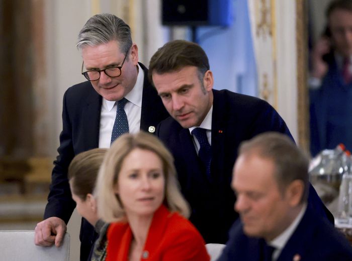 (왼쪽부터) 키어 스타머 영국 총리, 메테 프레데릭센 덴마크 총리, 카야 칼라스 유럽연합(EU) 외교안보 고위대표, 에마뉘엘 마크롱 프랑스 대통령, 도날트 투스크 폴란드 총리가 3일(현지시간) 벨기에 브뤼셀에서 열린 EU 정상회의 만찬에 참석해 있다. AP연합뉴스