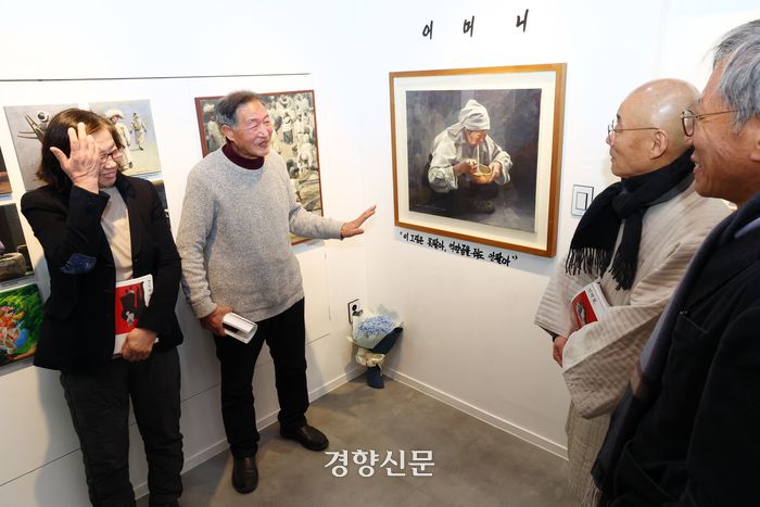 5일 오전 서울 종로구 백기완 마당집에서 열린 백기완 선생 4주기 ‘신학철, 백기완을 부르다’ 특별전시 기자간담회에서 신학철 화백이 ‘어머니’ 작품에 대해 설명하고 있다. 왼쪽부터 백원담 교수, 신 화백, 명진스님, 유홍준 교수. 정지윤 선임기자