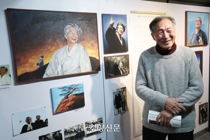 5일 서울 종로구 백기완 마당집에서 열린 백기완 선생 4주기 ‘신학철, 백기완을 부르다’ 특별전시 기자간담회에서 신학철 화백이 작품 설명을 하고 있다. 정지윤 선임기자