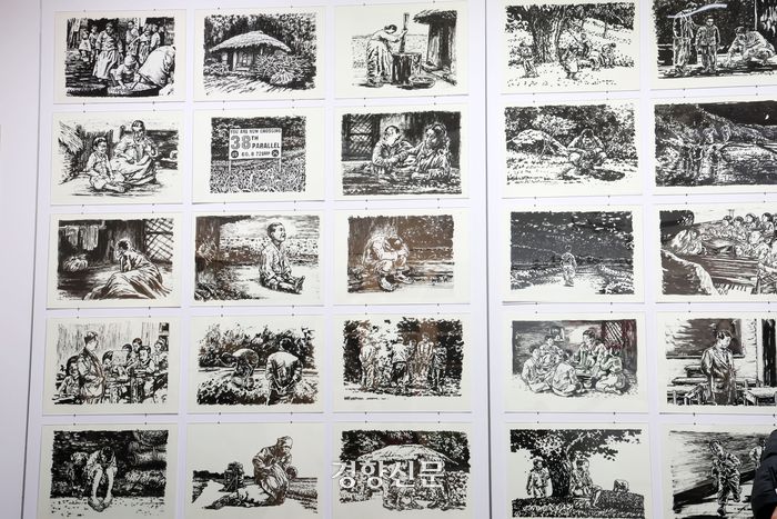 5일 서울 종로구 백기완 마당집에서 열린 백기완 선생 4주기 ‘신학철, 백기완을 부르다’ 특별전시회에 경향신문에 연재되었던 ‘하연 종이배’ 삽화로 그린 신학철 화백의 작품이 걸려 있다. 정지윤 선임기자