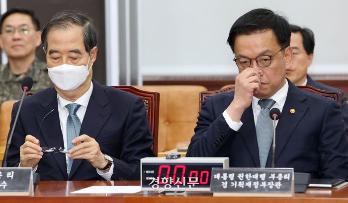 최상목 대통령 권한대행 부총리 겸 기획재정부 장관(오른쪽)과 한덕수 국무총리가 6일 국회 ‘윤석열 정부의 비상계엄 선포를 통한 내란혐의 진상규명 국정조사 특별위원회’(국조특위)의 제3차 청문회 자리에 앉아 있다. 박민규 선임기자