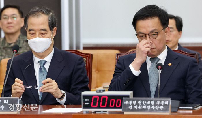 한덕수·최상목 나란히 참석 최상목 대통령 권한대행 부총리 겸 기획재정부 장관(오른쪽)과 한덕수 국무총리가 6일 국회에서 열린 윤석열 정부의 비상계엄 선포를 통한 내란혐의 진상규명 국정조사 특별위원회 3차 청문회에 출석해 있다. 박민규 선임기자 parkyu@kyunghyang.com