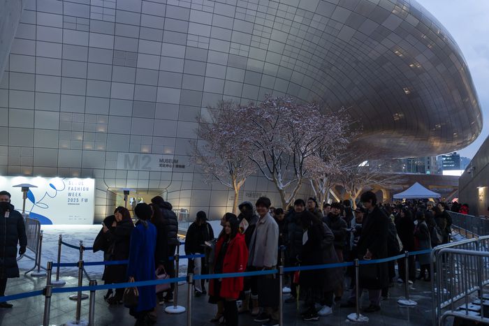 DDP 아트홀 A1 입구 인근 지정 부스에서는 런웨이 쇼가 시작되는 1시간부터 선착순 티켓을 배포한다. 서울패션위크 제공