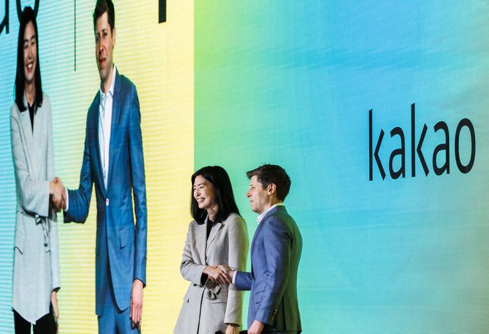 정신아 카카오 대표와 샘 올트먼 오픈AI CEO가 지난 2월 4일 오전 서울 중구 더플라자호텔에서 열린 전략적 제휴 관련 기자간담회에서 악수하고 있다. 연합뉴스.