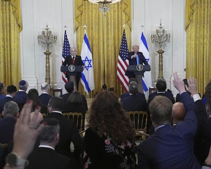 <공동 기자회견서 질문받는 두 정상> 4일(현지시간) 워싱턴 백악관에서 열린 도널드 트럼프 미국 대통령과 베냐민 네타냐후 이스라엘 총리의 공동 기자회견에서 기자들이 질문을 하기 위헤 너도나도 손을 들고 있다. 로이터연합뉴스