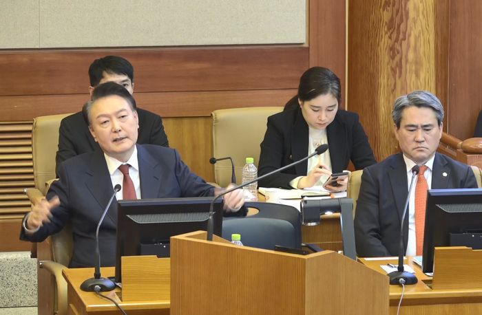 <“호수 위 달그림자 쫓는 느낌”...생중계 사실마저 부인> 윤석열 대통령이 4일 서울 종로구 헌법재판소에서 열린 탄핵심판 5차 변론에 피청구인으로 출석해 발언하고 있다. 헌법재판소 제공.