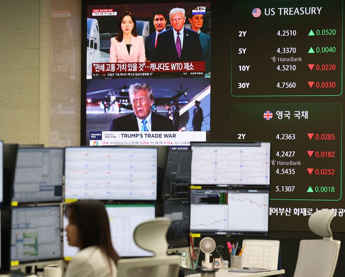 <트럼프 관세에 출렁인 하루> 도널드 트럼프 미국 대통령이 캐나다·멕시코 등 주요국을 대상으로 관세 정책을 강행한 여파로 국내 금융시장이 크게 흔들린 3일 서울 중구 하나은행 딜링룸에 설치된 모니터에 드럼프발 관세 전쟁에 대한 뉴스가 흘러나오고 있다. 이날 코스피지수는 전 거래일 대비 63.42포인트(2.52%) 내린 2453.95로 장을 마감했다. 한수빈 기자