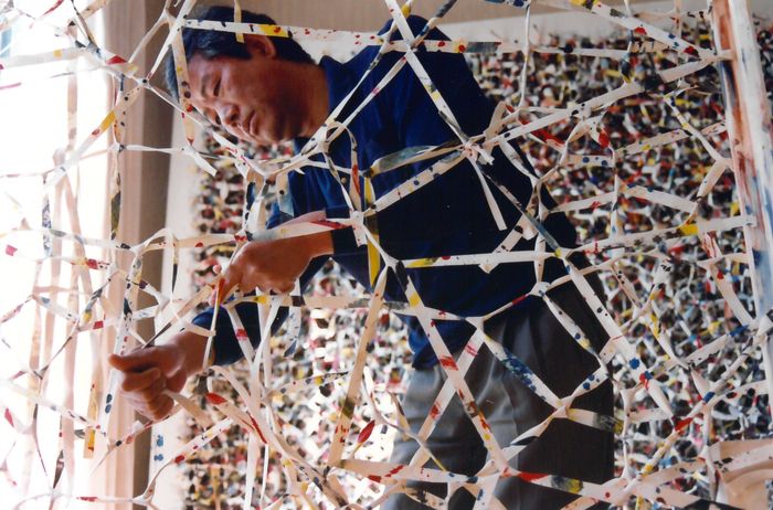 캔버스를 잘라 엮는 누아주 작업을 하는 신성희 작가의 모습. 현대갤러리 제공