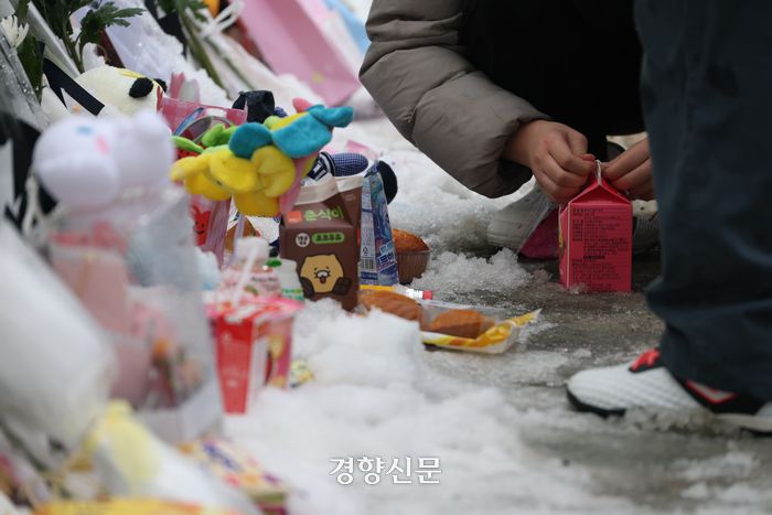 대전의 한 초등학교에서 교사가 휘두른 흉기에 숨진 김하늘양을 추모하기 위해 12일 해당 학교를 찾은 어린이가 우유를 열고 있다. 정효진 기자