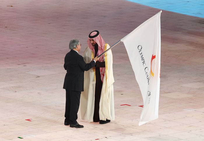 14일 중국 하얼빈 국제 컨벤션 전시 스포츠센터에서 열린 제9회 하얼빈 동계아시안게임 폐회식에서 동계아시안게임 차기 개최지 사우디아라비아 관계자가 대회기를 이양받고 있다. 하얼빈 | 연합뉴스