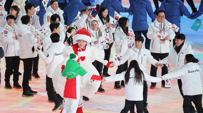 14일 중국 하얼빈 국제 컨벤션 전시 스포츠센터에서 열린 제9회 하얼빈 동계아시안게임 폐회식에서 한국 선수단이 입장하고 있다. 하얼빈 | 연합뉴스